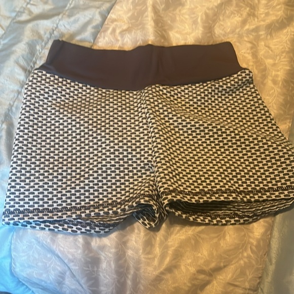 Make your booty look cute with these workout shorts with tummy control. - Picture 2 of 2